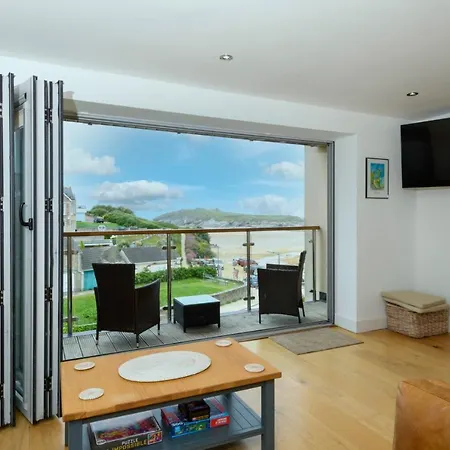 The House & Porth Sands Apartament *